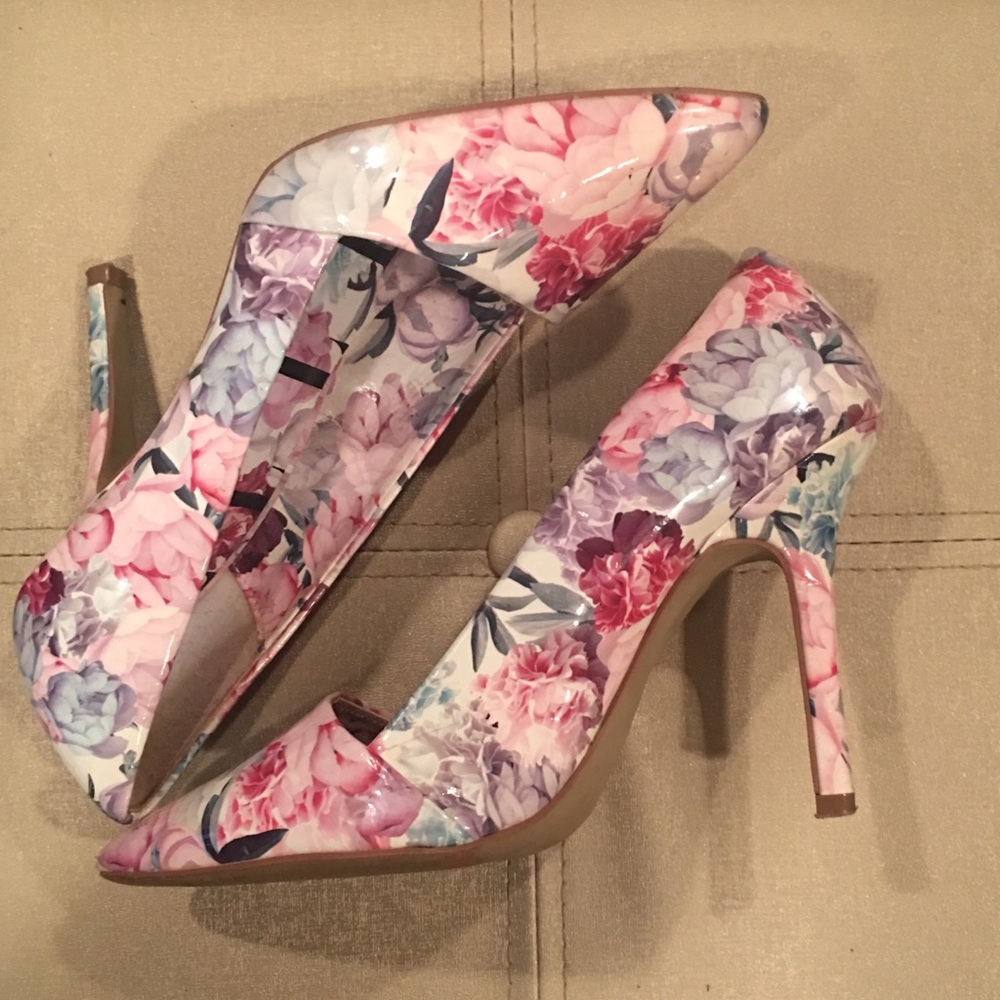 Elle floral print patent leather pumps